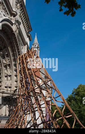 Timber Wave Structure London Festival of Architecture Victoria & Albert Museum, Cromwell Road, Knightsbridge, London SW7 von Amanda Levete Architects Stockfoto