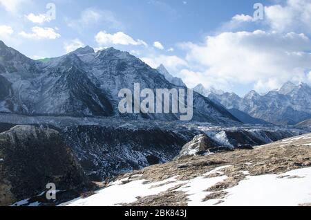 Blick auf den Khumbu-Gletscher etwas oberhalb des Dorfes Lobuche auf dem Everest Base Camp Trek Stockfoto