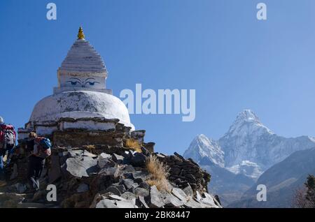 Kleine Stupa auf dem Weg von Namche Bazar nach Pangboche (Everest Trek) Stockfoto