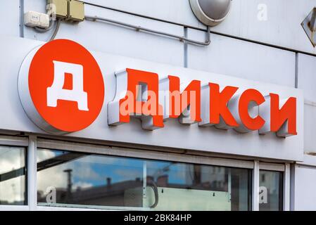 Moskau, Russland - 7. Juli 2019: Schild mit Logo des russischen Händlers Dixy auf der Schaufenster des Geschäfts Stockfoto