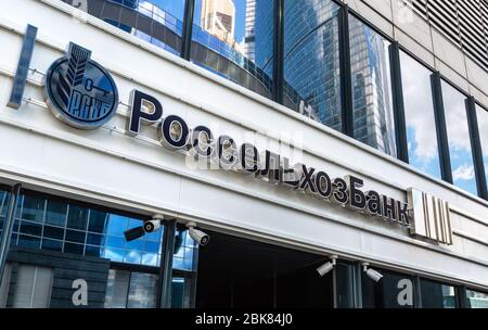 Moskau, Russland - 9. Juli 2019: Schild mit dem Logo der russischen Rosselhoz Bank. Eine der größten russischen Banken. Text auf russisch: Rosselhoz Bank Stockfoto