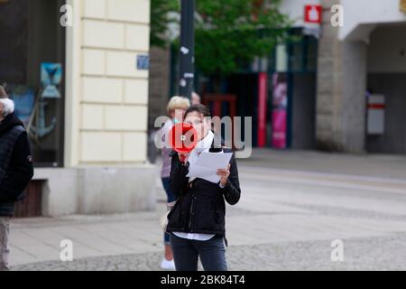 Grundrecht stärken statt Panik schüren, so dass Motto der Demo am Samstagnachmitttag auf dem Postplatz am 02.5.2020 in Görlitz. Stockfoto