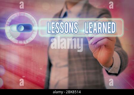 Schreiben Notiz zeigt Lessons Learned. Geschäftskonzept zur Förderung des Erfahrungsaustausch und der Nutzung von Wissen Stockfoto