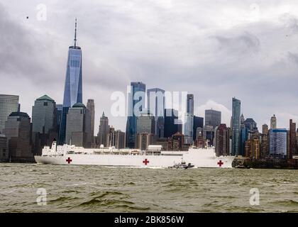 Manhattan, Vereinigte Staaten Von Amerika. April 2020. NEW YORK (30. April 2020) das Krankenhausschiff USNS Comfort (T-AH 20) verlässt den Hafen von New York, nachdem Patienten in New York und New Jersey behandelt wurden. Das Schiff und seine eingeschiffte medizinische Arbeitsgruppe bleiben für zukünftige Aufgaben gerüstet. Die Navy bleibt zusammen mit anderen dedizierten US-amerikanischen Truppen des Northern Command im ganzen Land engagiert, um die umfassendere COVID-19-Reaktion zu unterstützen.) Quelle: Storms Media Group/Alamy Live News Stockfoto