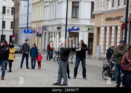 Grundrecht stärken statt Panik schüren, so dass Motto der Demo am Samstagnachmitttag auf dem Postplatz am 02.5.2020 in Görlitz. Stockfoto