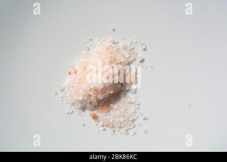 Ein Hauch aus rosa Himalaya-Salz auf weißem Hintergrund Stockfoto