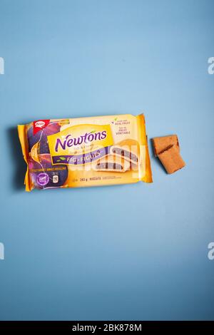 11. April 2020 - Halifax, Kanada: Zwei Fig Newton Cookies sitzen neben einer von Christie versiegelten Verpackung Stockfoto