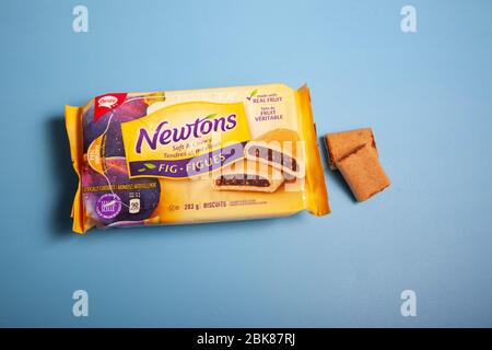 11. April 2020 - Halifax, Kanada: Eine Packung von Fig Newton von Christie auf blauem Hintergrund Stockfoto