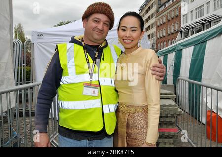 Thailändische Küche und Kultur in Bournemouth Square gefeiert. Das dritte Thai Food Festival zielte insbesondere darauf ab, denjenigen mit gemischtem thailändischem / englischem Erbe die Möglichkeit zu geben, die thailändische Kultur und traditionellen Tanz zu erkunden. Siehe echtes Muay Thai. Es gab Essensworkshops für alle, die lernen möchten, wie man Thai Food kocht. Es war ein schönes Ereignis, das die anglo Thai Gemeinschaft mit den Einheimischen und Besuchern zusammenbrachte, die aus ganz Großbritannien reisten, um das Festival zu erleben. Stockfoto