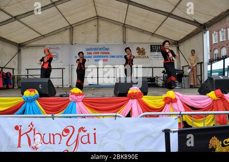 Thailändische Küche und Kultur in Bournemouth Square gefeiert. Das dritte Thai Food Festival zielte insbesondere darauf ab, denjenigen mit gemischtem thailändischem / englischem Erbe die Möglichkeit zu geben, die thailändische Kultur und traditionellen Tanz zu erkunden. Siehe echtes Muay Thai. Es gab Essensworkshops für alle, die lernen möchten, wie man Thai Food kocht. Es war ein schönes Ereignis, das die anglo Thai Gemeinschaft mit den Einheimischen und Besuchern zusammenbrachte, die aus ganz Großbritannien reisten, um das Festival zu erleben. Stockfoto