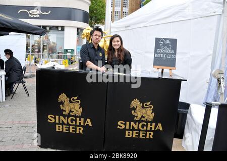 Thailändische Küche und Kultur in Bournemouth Square gefeiert. Das dritte Thai Food Festival zielte insbesondere darauf ab, denjenigen mit gemischtem thailändischem / englischem Erbe die Möglichkeit zu geben, die thailändische Kultur und traditionellen Tanz zu erkunden. Siehe echtes Muay Thai. Es gab Essensworkshops für alle, die lernen möchten, wie man Thai Food kocht. Es war ein schönes Ereignis, das die anglo Thai Gemeinschaft mit den Einheimischen und Besuchern zusammenbrachte, die aus ganz Großbritannien reisten, um das Festival zu erleben. Stockfoto