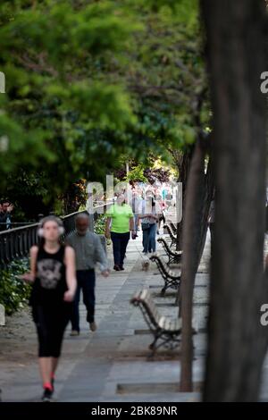 Madrid, Spanien. Mai 2020. Am ersten Tag der Verringerung der Maßnahmen der Haft in Spanien gehen sie für einen Spaziergang und laufen in drei Stunden von 6 bis 10 Uhr morgens für diejenigen über 14 Jahre alt, von 10 bis 12 für diejenigen über 70 Jahre alt, Von 12 bis 7 Kinder unter 14 Jahren und von 8 bis 11 wieder über 14 Jahre alt. Heute Abend wird die Nacht in Madrid wieder aufgenommen, nur um es ohne sein Leben von Terrassen, Bars und Restaurants für 48 Tage zu erkunden. Quelle: dpa picture Alliance/Alamy Live News Stockfoto