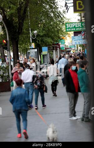 Madrid, Spanien. Mai 2020. Am ersten Tag der Verringerung der Maßnahmen der Haft in Spanien gehen sie für einen Spaziergang und laufen in drei Stunden von 6 bis 10 Uhr morgens für diejenigen über 14 Jahre alt, von 10 bis 12 für diejenigen über 70 Jahre alt, Von 12 bis 7 Kinder unter 14 Jahren und von 8 bis 11 wieder über 14 Jahre alt. Heute Abend wird die Nacht in Madrid wieder aufgenommen, nur um es ohne sein Leben von Terrassen, Bars und Restaurants für 48 Tage zu erkunden. Quelle: dpa picture Alliance/Alamy Live News Stockfoto