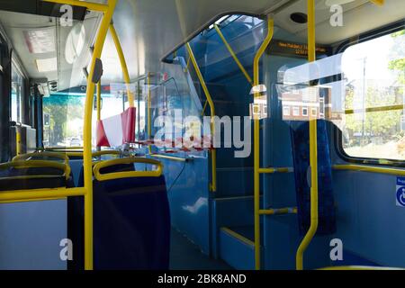 Abgeklebte Bereiche in Bussen, die verhindern, dass Passagiere neben Busfahrern sitzen. Stockfoto