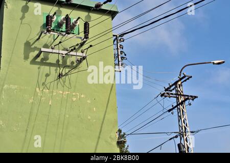 Große Umspannwerk, das Strom liefert große Anzahl von Häusern. Stockfoto