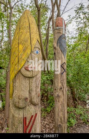 Zwei geschuckelte hölzerne wikingergötter Freya und Odin stehen im Wald, in Frederikssund, Dänemark, 29. April 2020 Stockfoto