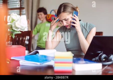 Gestresste Geschäftsfrau gezwungen, von zu Hause aus während der Sperrung zu arbeiten Stockfoto