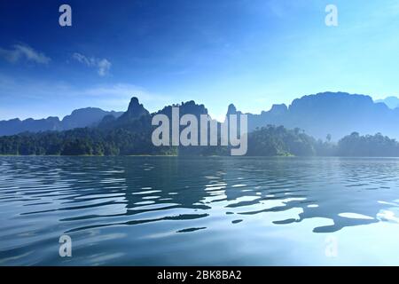 Angenehme Atmosphäre nach dem Regen im Khao Sok Nationalpark, beliebtes Ziel des Festland Nationalparks in Süd-Thailand Stockfoto