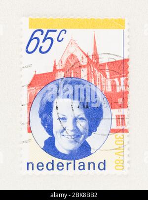 SEATTLE WASHINGTON - 1. Mai 2020: Briefmarke der Niederlande mit Königin Beatrix Porträt mit New Church im Hintergrund. Scott # 599. Stockfoto