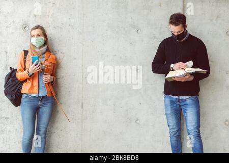 Soziale Distanzierung auf dem Universitätscampus während der Coronavirus-Krise Stockfoto