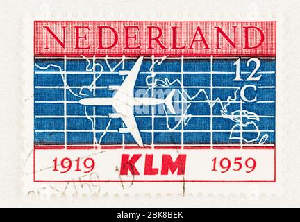 SEATTLE WASHINGTON - 1. Mai 2020: Briefmarke der Niederlande mit Douglas DC-8 Flugzeug mit Kartenhintergrund. Scott # 381. Stockfoto
