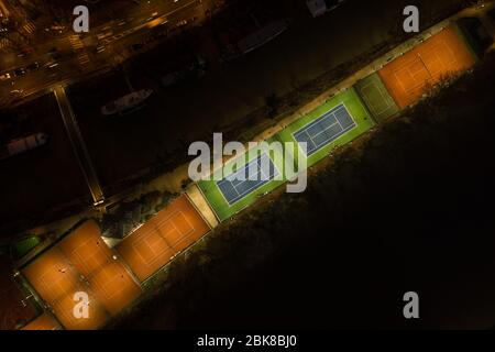 Luftbild Nacht Tennis Licht auf den Plätzen der Neuilly Tennis Association auf der Ile de la Jatte in Paris Frankreich Stockfoto