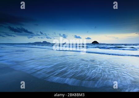 Schöner Himmel in der Dämmerung am Pakmeng Strand im Sikao Bezirk, Trang Provinz Thailand Stockfoto