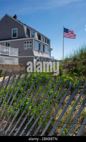 Häuser am Salisbury Beach neben den grasbewachsenen Sanddünen Stockfoto