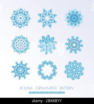 Schneeflocken Weihnachten Symbole. Blaue Schneeflocken, Fraktale oder Mandala. Stock Vektor