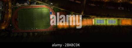 Luftpanorama von oben auf den Tennisplätzen bei Nacht im Neuilly Tennis Association auf der Ile de la Jatte in Paris Frankreich Stockfoto