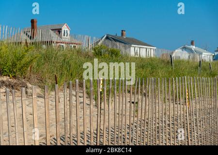 Häuser am Salisbury Beach neben den grasbewachsenen Sanddünen Stockfoto