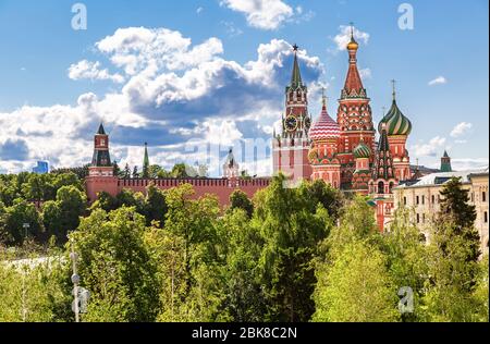 Moskauer Kreml und Kathedrale von Wassilij Selig (St. Basilius-Kathedrale). Blick vom Park Saryadye im Sommer sonnigen Tag Stockfoto