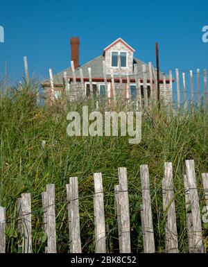 Häuser am Salisbury Beach neben den grasbewachsenen Sanddünen Stockfoto