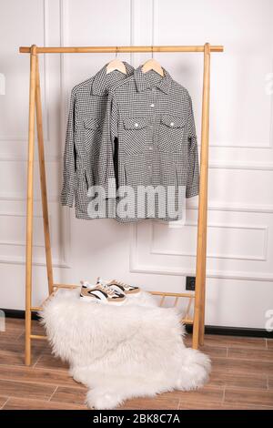 Stilvolle Kleidung für Mädchen und Frauen. Einkaufen und Verkauf. Der Bekleidungsgeschäft. Mode Oversize-Shirts. Stockfoto