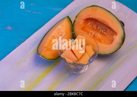 Melonenstücke, auf weißem Tisch. Stockfoto