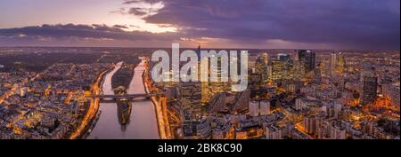 24. Dez 2019 - Paris, Frankreich: Panorama-Luftdrohne-Aufnahme des Neuilly Levallois la Defense Wolkenkratzer-Komplexes mit Eiffelturm la seine bei Sonnenuntergang Stockfoto