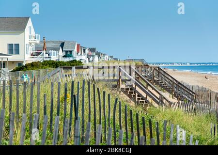 Häuser am Salisbury Beach neben den grasbewachsenen Sanddünen Stockfoto