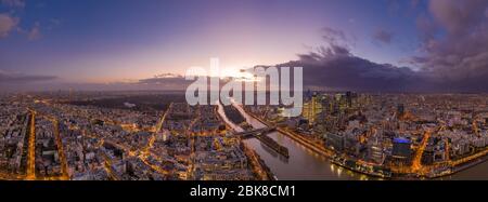 24. Dez 2019 - Paris, Frankreich: Panoramafotaufnahme des Neuilly Levallois la Defense Wolkenkratzer-Komplexes mit Eiffelturm la seine während der Sonnenuntergangsstunde Stockfoto