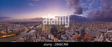 24. Dez 2019 - Paris, Frankreich: Panorama-Luftdrohne-Aufnahme des Neuilly Levallois la Defense Wolkenkratzer-Komplexes mit Eiffelturm la seine bei Sonnenuntergang Stockfoto