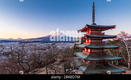 Chreito Pagode bei Sonnenaufgang mit dem Fuji Stockfoto