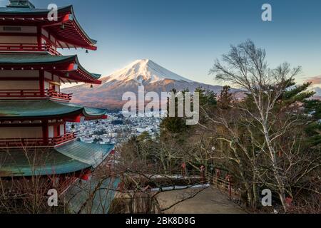 Chreito Pagode bei Sonnenaufgang mit dem Fuji Stockfoto