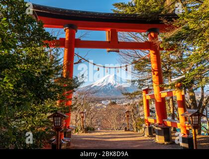 Torii Tor der Chreito Pagode bei Sonnenaufgang mit dem Berg Fuji Stockfoto