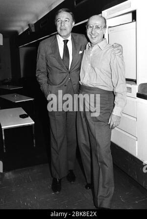 LONDON, GROSSBRITANNIEN. 1. Oktober 1974: Schauspieler Gene Kelly (links) & Songwriter/Entertainer Sammy Cahn in London. Foto © Paul Smith/Featureflash Stockfoto