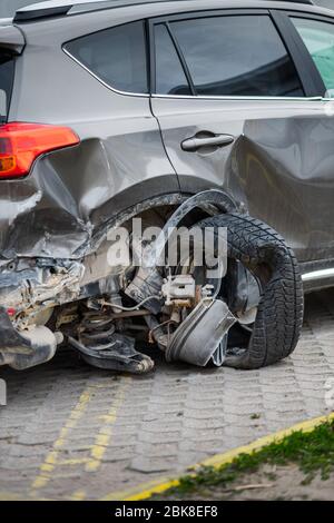 Zerstörter Reifen des Fahrzeugs nach einem Autounfall Rückansicht Stockfoto