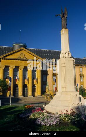 Frankreich, Mosel (57), Sarreguemines, Justizpalast, in dem das Stadtgericht vor dem Kriegsdenkmal untergebracht ist. Seine Farbe kommt von dem Jaumont Stein, Th Stockfoto