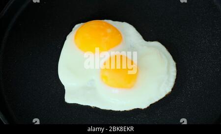 Kochen Brateier in der Pfanne auf dem Herd. Nahaufnahme. Stockfoto
