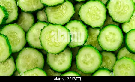 Draufsicht auf die frisch geschnittene Gurkenrotation. Nahaufnahme. Stockfoto
