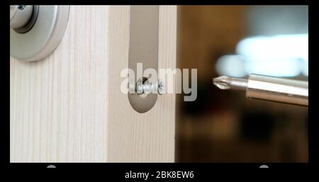 Nahaufnahme von menschlichen Händen Schrauben mit einem Schraubendreher. Nahaufnahme. Stockfoto