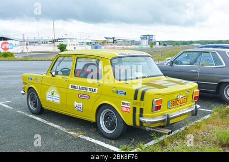 LE MANS, Frankreich - 30. APRIL 2017: Vintage französische Race Touring gelb Auto Simca Stockfoto