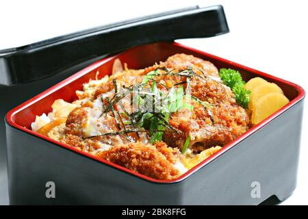 Kurobuta Katsu Toji Don, gebratenes Schweinefleisch mit Ei, Pilz und Zwiebeln in Reisbox serviert Stockfoto